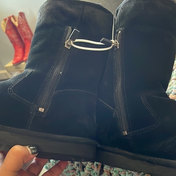 UGGs size 5 ladies mid calf leather zipper boots. Great condition. Wear on toe - Picture 7 of 7